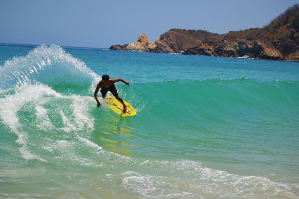 Vive la experiencia del skimboard en Puerto Escondido con Rosario Skimboards.